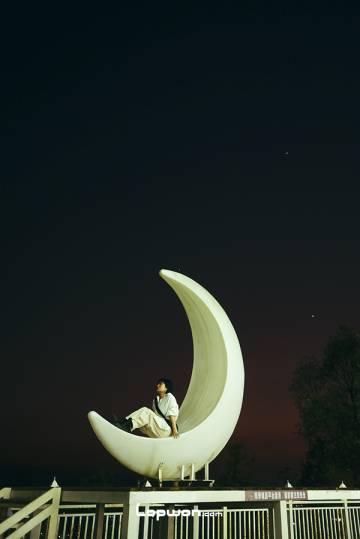 2023年02月12日，云南省芒市，银塔旁的人。by Lopwon