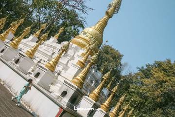 2023年02月16日，云南省盈江县，允燕佛塔旁的人。by Lopwon