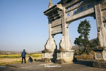 2023年02月18日，云南省腾冲市，和顺古镇上的人们。by Lopwon