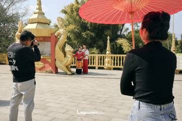 2023年02月16日，云南省盈江县，玉佛寺旁的人们。by Lopwon