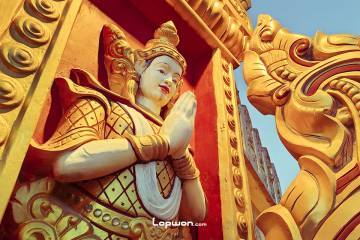 2023年02月12日，云南省芒市，大金塔前的佛像。by Lopwon