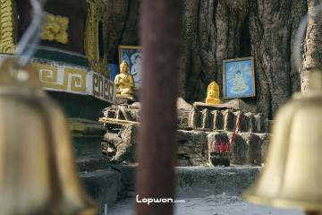 2023年02月12日，云南省芒市，树包塔旁的佛像。by Lopwon