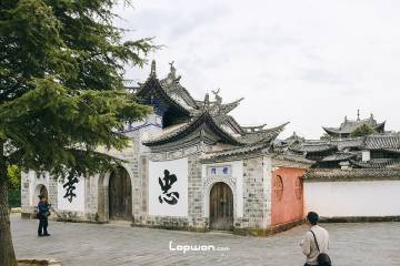 2023年02月17日，云南省腾冲市，绮罗古镇上的人们。by Lopwon