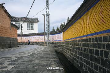 2023年02月17日，云南省腾冲市，绮罗古镇上的人。by Lopwon