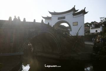 2023年02月18日，云南省腾冲市，和顺古镇上的人们。by Lopwon