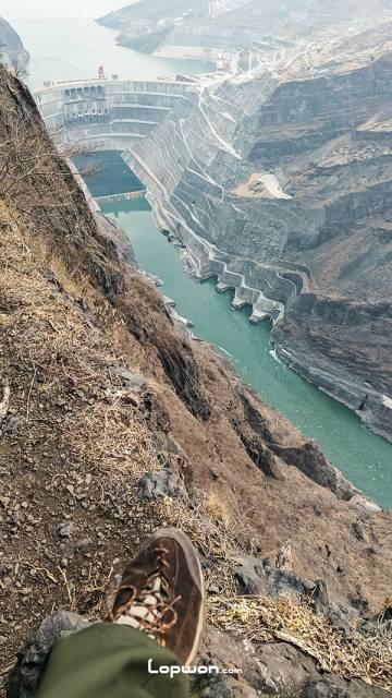 金沙江白鹤滩右岸挂壁小道