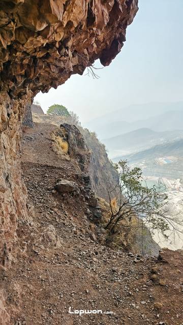金沙江白鹤滩右岸挂壁小道