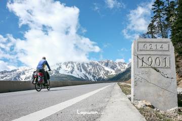 2018年05月11日，云南省德钦县，奔子栏翻山的人。by Lopwon