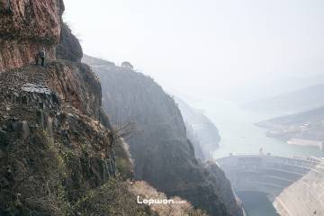 金沙江白鹤滩右岸挂壁小道