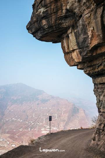 金沙江白鹤滩右岸挂壁小道