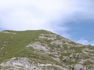 2013年07月24日，西藏自治区拉萨市，帕邦喀宫旁爬山的人们。by Lopwon