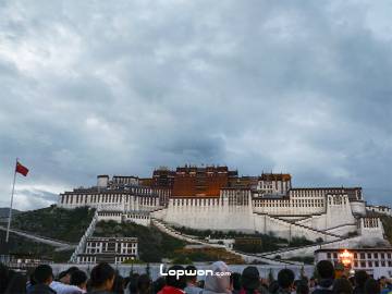 2013年07月21日，西藏自治区拉萨市，布宫前的人们。by Lopwon