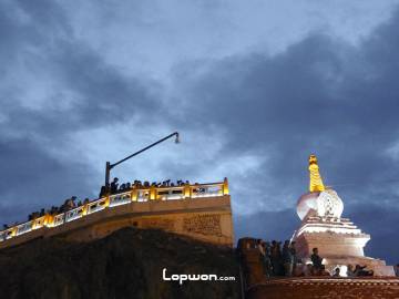 2013年07月21日，西藏自治区拉萨市，药王山上的人们。by Lopwon