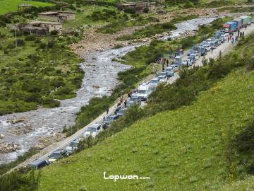 2013年07月18日，西藏自治区左贡县，修路堵车。by Lopwon