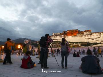 2013年07月21日，西藏自治区拉萨市，布宫前的人们。by Lopwon